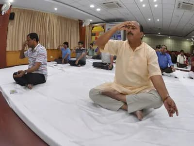 Participants seated on the floor practising nadishodhana, alternate nostril breathing, at an International Day of Yoga event in Kolkata in 2017