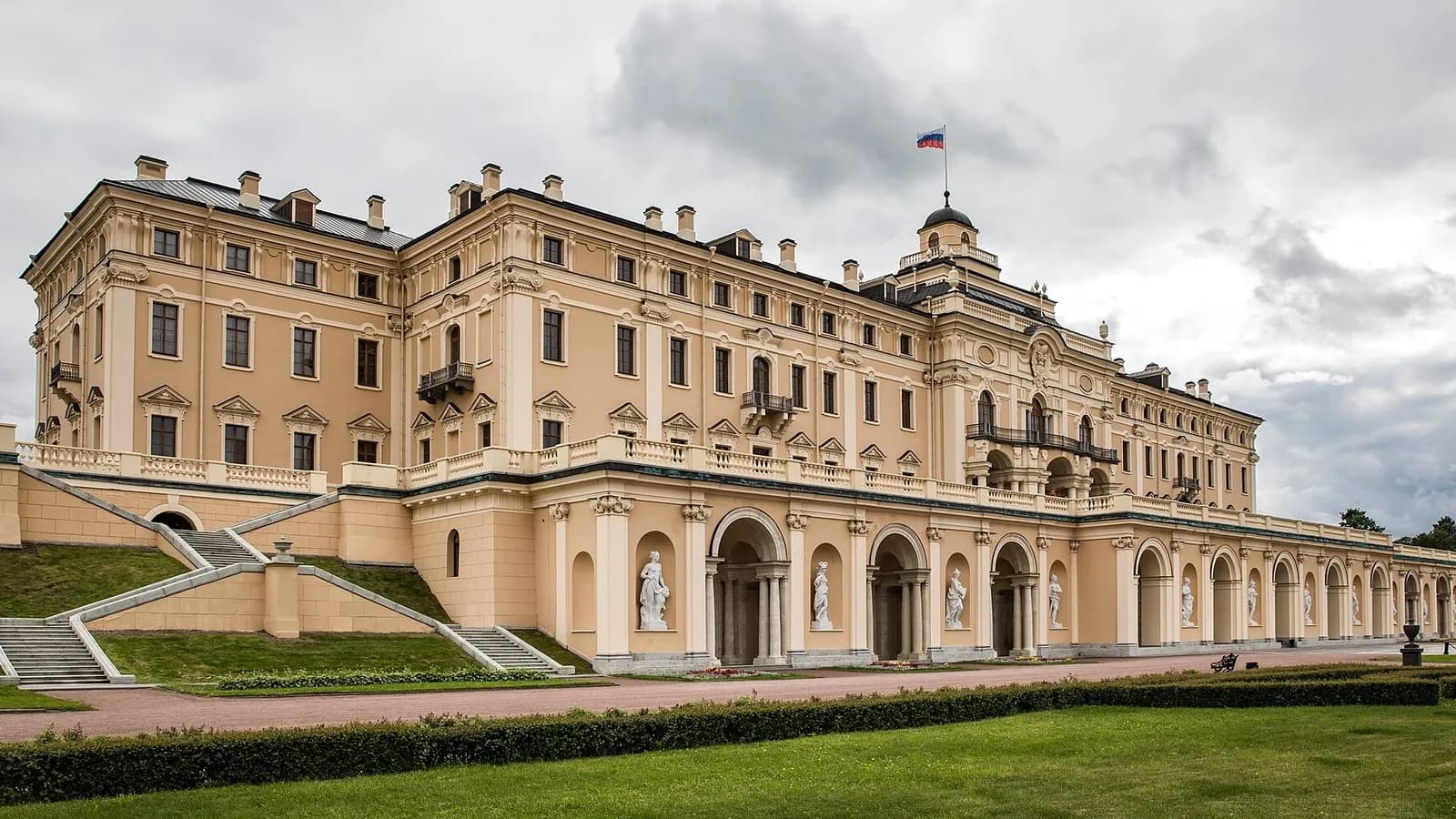 The long cream-coloured Konstantin Palace in Strelna near Saint Petersburg under a cloudy sky, photographed on 6 July 2017, a file photograph of the palace where the Witkoff and Putin meeting was held and not of that meeting